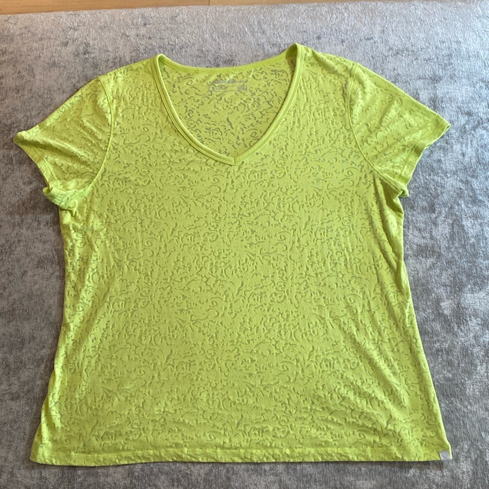 Vintage Eddie Bauer neon green size 2XL v-neck t-shirt. {049}